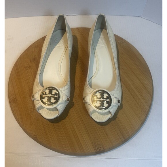 Tory Burch Leticia Peep Toe Low Wedge Ivory Gold Logo Size 7.5M Shoe - Picture 2 of 6